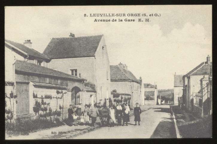 LEUVILLE-SUR-ORGE. - Avenue de la gare. Editeur E. M., et Benoît.Photo-édition F. Testard. 