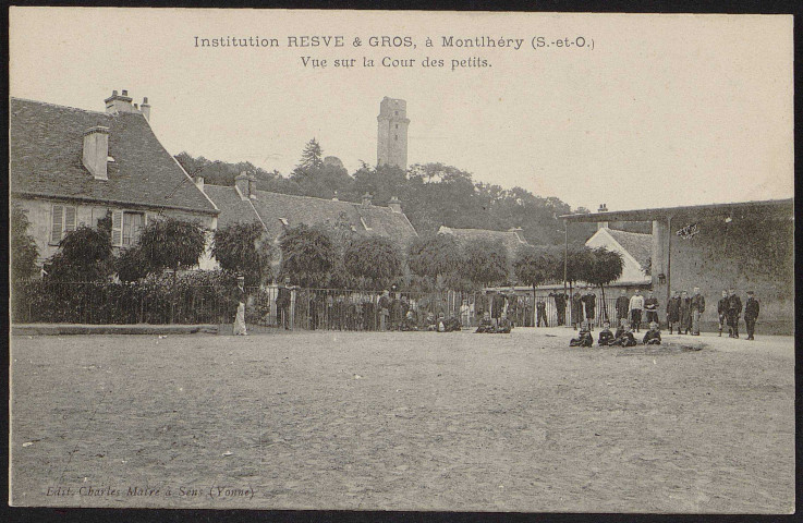 Montlhéry.- Institution Resve et Gros : La cour des petits [1904-1910]. 