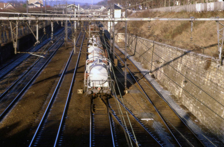 ETAMPES. - La gare : le passage d'un train de marchandises sur la voie ferrée (s. d.). 