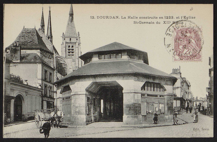 Dourdan .- La halle construite en 1228 et l'église Saint-Germain du XIIe siècle (1925). 