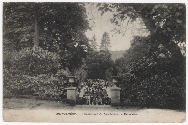 MONTLHERY. - Pensionnat du Sacré-Coeur. Récréation [1917]. 
