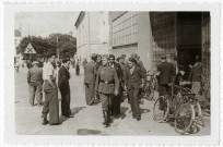 DRAVEIL.- Occupation de la ville par l'armée allemande : un officier allemand parmi la population devant l'entrée du marché couvert, près de l'église.