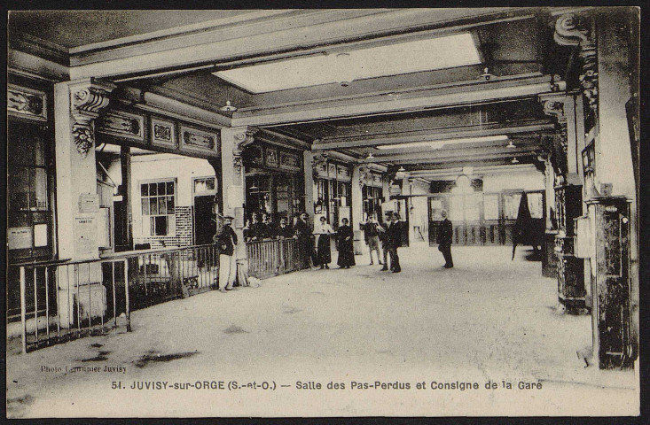 JUVISY-SUR-ORGE.- Salle des pas-perdus et consigne de la gare [1910-1920].