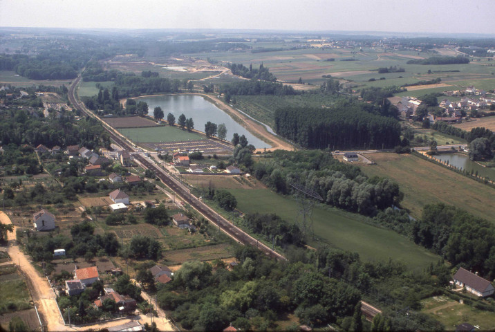 EGLY. - L'étang et la ligne de chemin de fer : vue générale (juin 1976). 