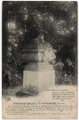 ATHIS-MONS. - Tombeau de la chienne du duc de Roquelaure dans le parc du château d'Avaucourt, S. et O. artistique. 