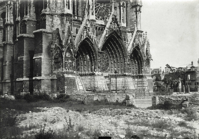 Reims, cathédrale : photographie noir et blanc (6 avril 1915).