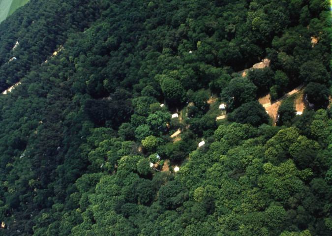 SAINT-CHERON. - Bois de la Butte de Moret : le château d'eau (juin 1976). 