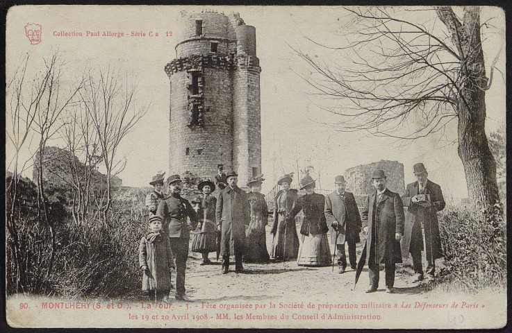 Montlhéry. - Fête de la préparation militaire "Les Défenseurs de Paris" : Les membres du conseil d'administration à la tour (19 et 20 avril 1908). 