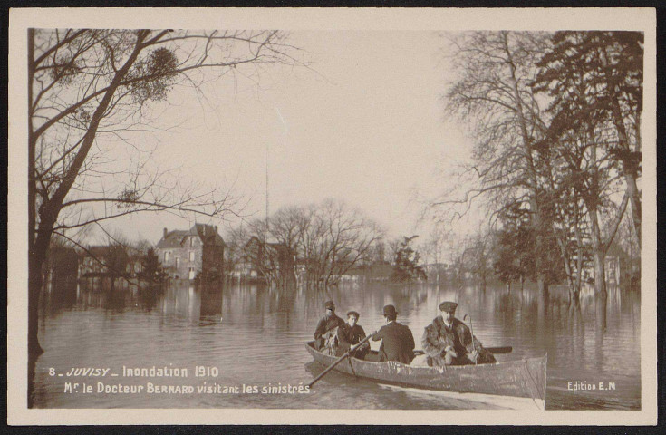 JUVISY-SUR-ORGE.- Inondation 1910, Mr le docteur Bernard, visitant les sinistrés.