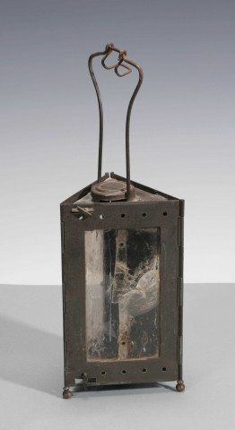 Objets : La lanterne Montjardet M1910 ; Casque français Adrian ; Casques allemands à pointe et Stahlhelm; grenades ; briquets et encrier ; gourde et assiette ; étui de masque à gaz.