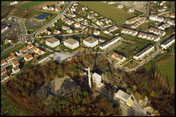BREUILLET. - Des immeubles, une cheminée d'usine et une zone pavillonnaire (décembre 1994). 