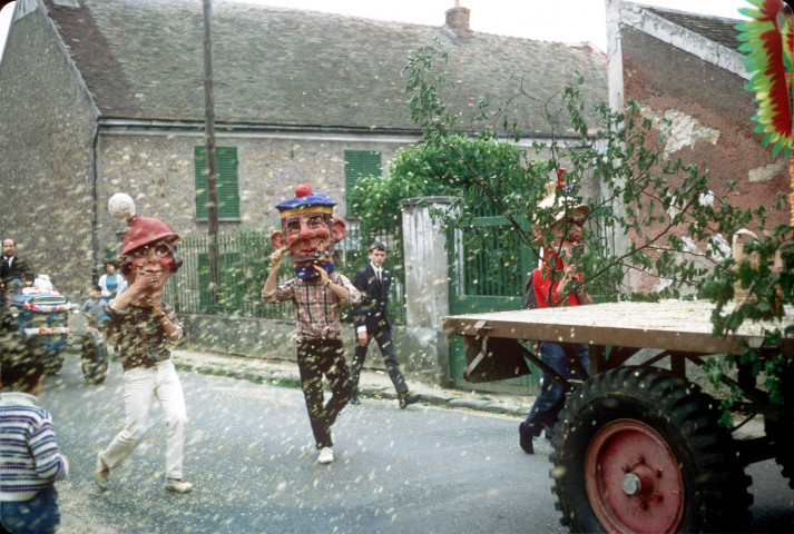 CHEPTAINVILLE. - Fête communale, défilé des chars, détail [scène animée] ; couleur ; 5 cm x 5 cm [diapositive] (1966). 