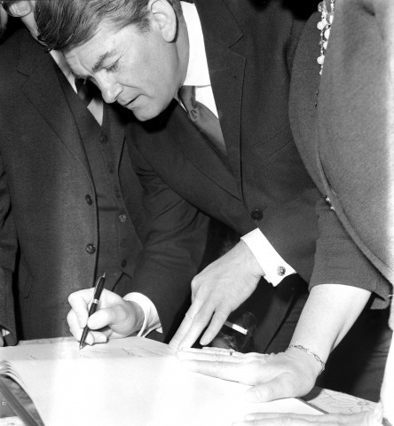 Signature du livre d'or par Jean MARAIS à l'hôtel de ville, 22 mars 1964, négatif noir et blanc, 1964.