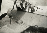 Adjudant Clément dans un avion Nieuport : photographie noir et blanc.