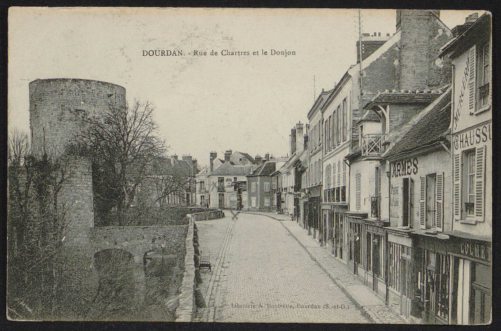 Dourdan .- Rue de Chartres et le donjon du château (18 août 1906). 