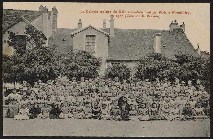 Montlhéry.- La colonie scolaire du XXe arrondissement de Paris à Montlhéry en 1906 : cour de la pension (1906). 