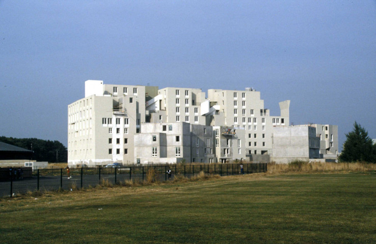 EVRY, Bois Sauvage. - Square Charles Richet [architecte GAUDIN] : une boîte de diapositives (1985-1993).