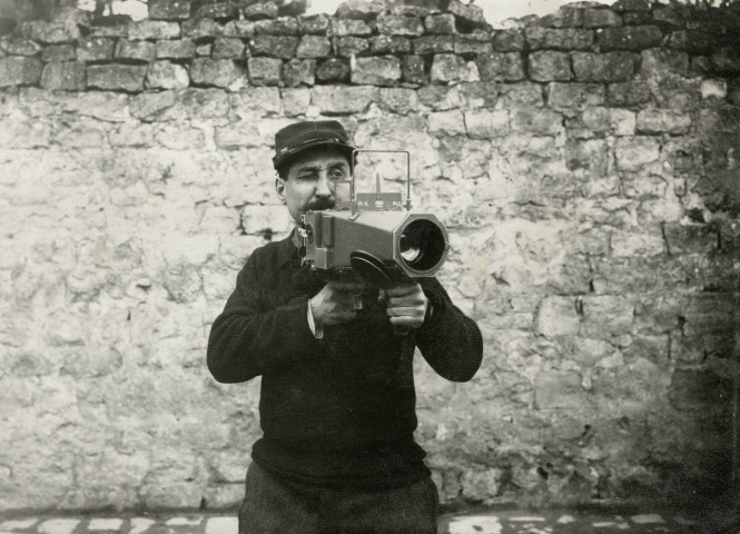 Appareil photographique Zeiss I261 tenu par Eugène Rameau : photographie noir et blanc (1er avril 1915).