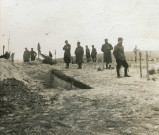 Vauxelles [Vaucelles-et-Beffecourt], cimetière militaire, recueillement de soldats : photographie noir et blanc.