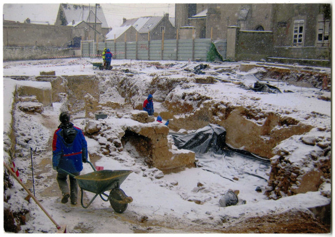 ETAMPES.- Cimetière médiéval et cave du cloître Notre-Dame : cour de l'ancien hôpital (2005).