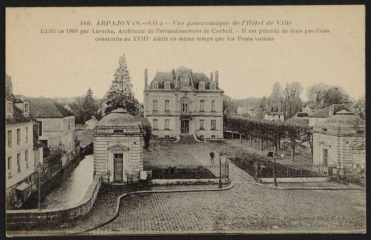 Arpajon.- Vue panoramique de l'hôtel de ville, édifiée en 1868 par Laroche, architecte de l'arrondissement de Corbeil (13 septembre 1916). 