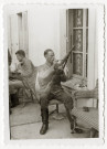 DRAVEIL.- Occupation de la ville par l'armée allemande : soldat allemand vérifiant son fusil.