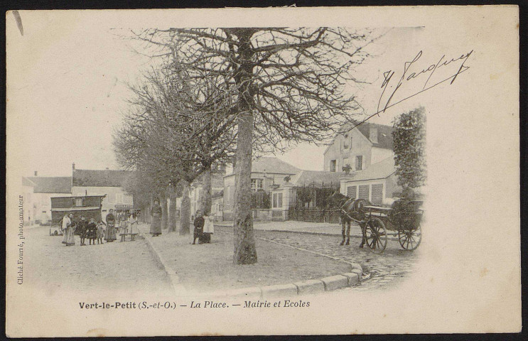 VERT-LE-PETIT.- La place : Mairie et écoles (mars 1904).