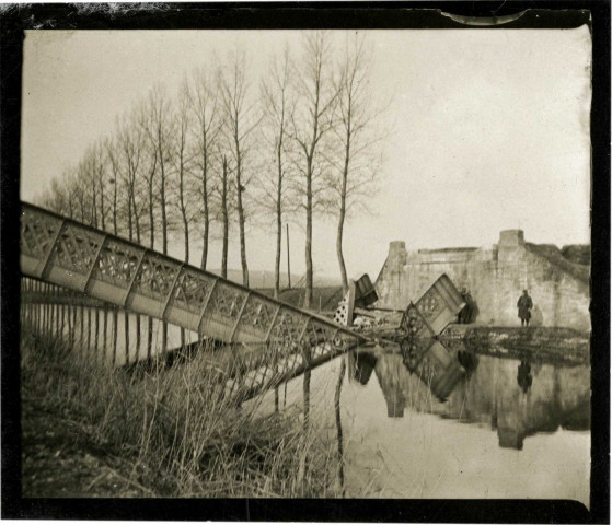 Pont endommagé : photographie noir et blanc.