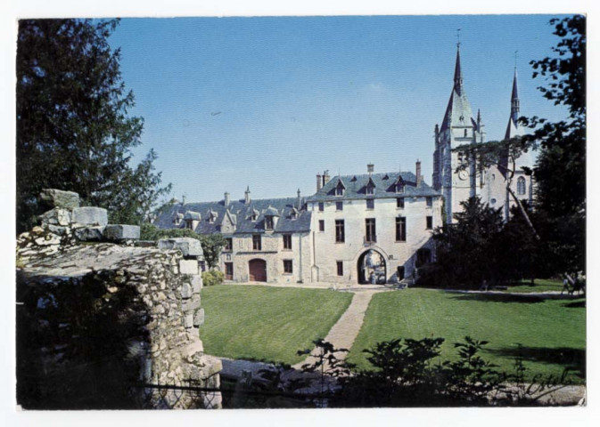 DOURDAN. - Le château, élevé par Philippe-Auguste en 1222, et l'église Saint-Germain. Estel (1987), 8 lignes, 2.20 f, ad. 