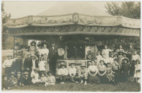 ORSAY. - Fête de la mutualité scolaire, les enfants devant un manège, 12 juin 1910. 