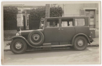 CORBEIL-ESSONNES. - Corbeil - Monsieur Orlowski, 5 rue Champlouis, au volant de son automobile. Editeur Photographie de l'Art Moderne à Corbeil, 1928. 
