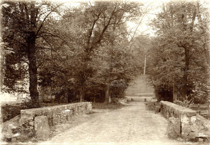 Pont de LAUNAY, dessus : photographie N. et B. collée sur album, Dim. 114 x 167 cm. 