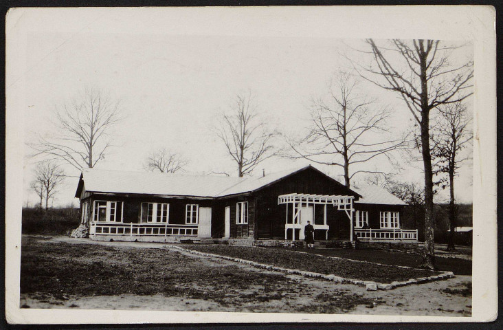 Montlhéry.- Camp militaire : bâtiment de l'entrée (28 octobre 1953). 