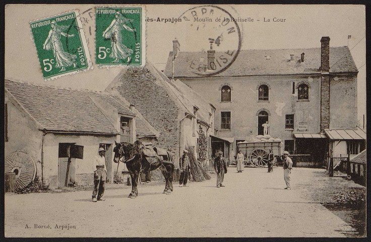 SAINT-GERMAIN-LES-ARPAJON.- Moulin de la Boisselle : la cour [1907-1910].