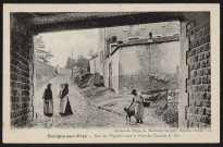 SAVIGNY-SUR-ORGE .- Rue de l'Egalité sous le pont du chemin de fer [1904-1910]. 