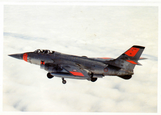 chasseur bombardier : avion chasseur bombardier Vautour II n°348