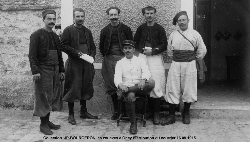 ONCY-SUR-ECOLE.- Zouaves en cantonnement dans le bourg, 1915, 3 photographies.