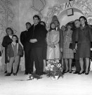 Recueillement sur la tombe de Jean COCTEAU (famille, proches et membres du conseil municipal), 10 octobre 1965, 1 négatif noir et blanc et tirage contact. 