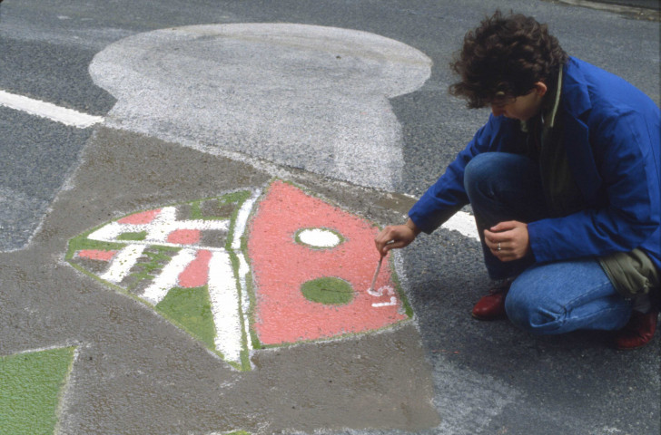 COURCOURONNES, parc de la Garenne. - Peinture au sol de la rue Emile Biort par Vincent GUIRO et les élèves du CES Paul Fort, vues de la réalisation : une boîte de diapositives (7 mai 1984).