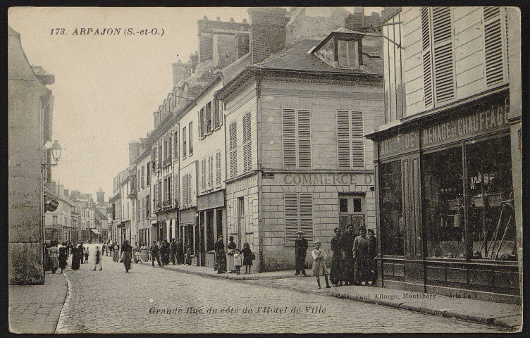 Arpajon.- Grande rue du côté de l'hôtel de ville [1904-1920]. 