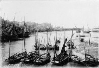 LE TREPORT. - Chalutiers au port : photographie N. et B. collée sur album, Dim. 114 x 167 cm. 