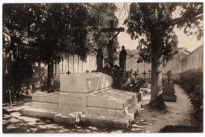 EVRY. - Notre-Dame-de-Sion-Grandbourg, la tombe du père Ratisbonne [Editeur David et Valois, 1939, timbre à 40 centimes, sépia]. 