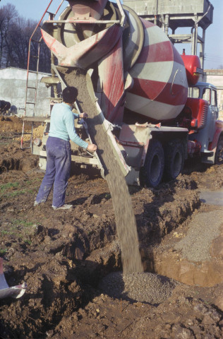 CHEPTAINVILLE. - Bâtiment agricole en construction, coulage des fondations ; couleur ; 5 cm x 5 cm [diapositive] (1967). 