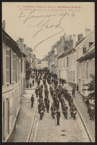 Montlhéry.- Institution Resve et Gros : Défilé en musique dans la grande rue, le 11 juin 1913 (2 janvier 1914). 