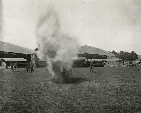 Bombes incendiaires, essai : photographie noir et blanc.