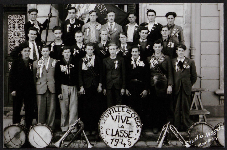 LEUVILLE-SUR-ORGE.- Jeunes hommes de la classe 1945 [1990-2000].