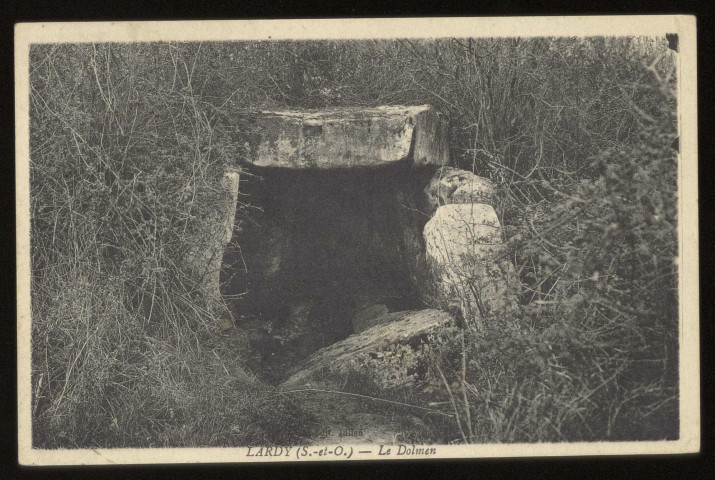 LARDY. - Le dolmen. Collection artistique E. Rameau, Etampes. 