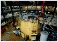 SACLAY. - Centre d'études nucléaires de Saclay (CEN). Réacteur EL 3 [Editeur Yvon, vue générale de la partie supérieure de la pile. On remarque (en rouge) le dispositif de chargement et de déchargement des radioéléments), couleur]. 