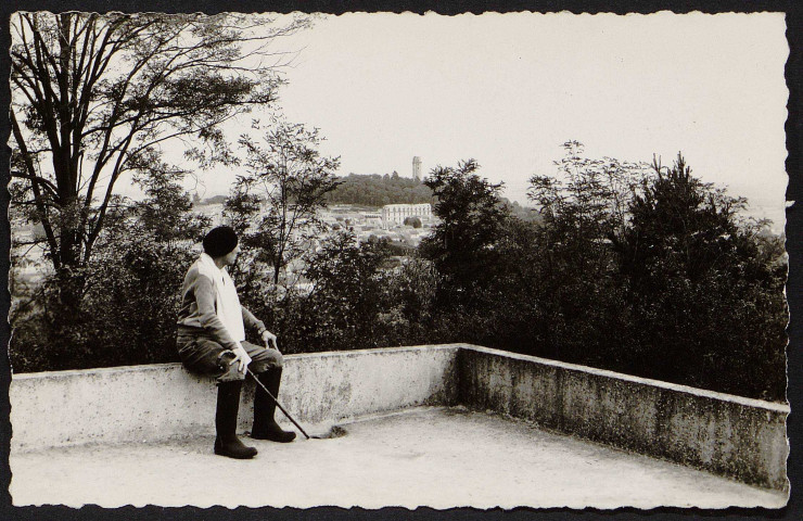Montlhéry.- Paul Fort sur sa terrasse, face à la tour, songe à toute l'histoire de Montlhéry [1950-1960]. 