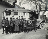Groupe de dix militaires devant l'auto-laboratoire photographique : photographie noir et blanc (28 mars 1915).